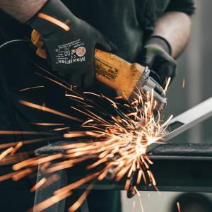 Photo by <a href="https://unsplash.com/@spencerdavis?utm_source=unsplash&utm_medium=referral&utm_content=creditCopyText">Spencer Davis</a> on <a href="https://unsplash.com/s/photos/worker?utm_source=unsplash&utm_medium=referral&utm_content=creditCopyText">Unsplash</a> Lavoro