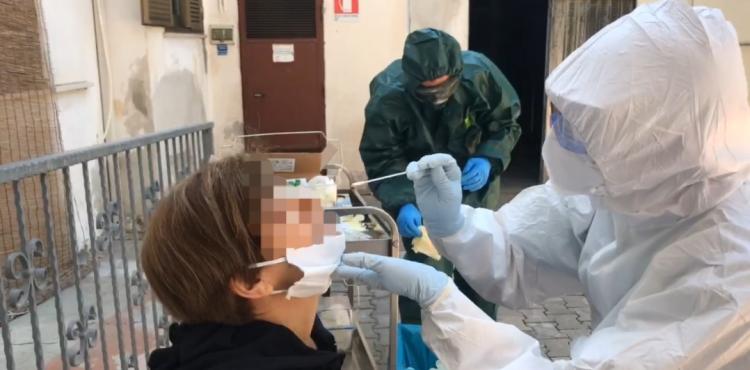 sanitari all'opera contro il coronavirus