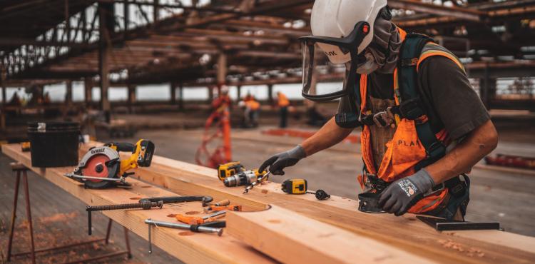 Photo by <a href="https://unsplash.com/@jeriden94?utm_source=unsplash&utm_medium=referral&utm_content=creditCopyText">Jeriden Villegas</a> on <a href="https://unsplash.com/s/photos/worker?utm_source=unsplash&utm_medium=referral&utm_content=creditCopyText">Unsplash</a> Lavoro