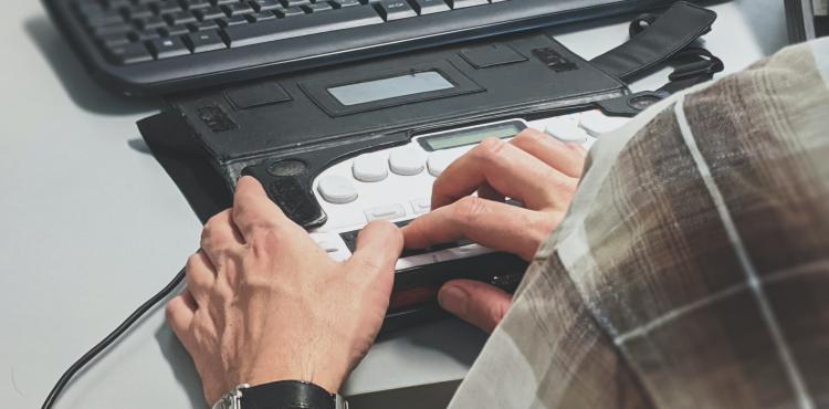 Photo by <a href="https://unsplash.com/@sigmund?utm_source=unsplash&utm_medium=referral&utm_content=creditCopyText">Sigmund</a> on <a href="https://unsplash.com/s/photos/disability?utm_source=unsplash&utm_medium=referral&utm_content=creditCopyText">Unsplash</a> Disabilità